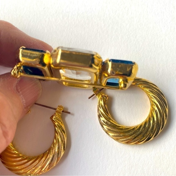 Vintage Avon Blue & Clear Brooch with Gold plated Estate hoop earrings. - Picture 7 of 7